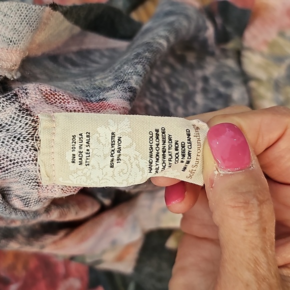 Pretty large floral print long, vneck, tunic top - Picture 8 of 9